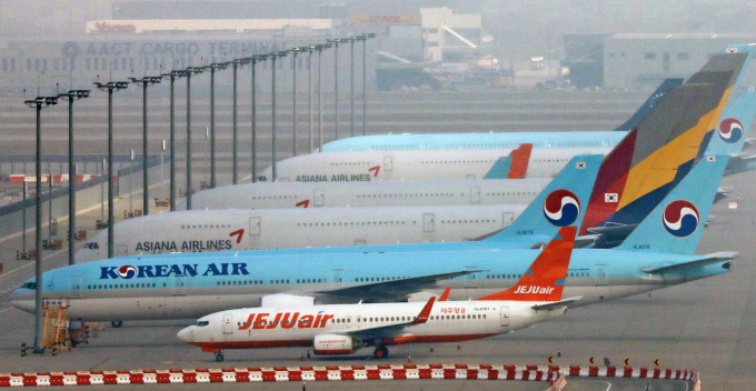 Korean　Air　and　Asiana　Airlines'　planes　grounded　at　Incheon　Int.'l　Airport.