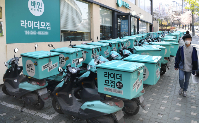 Baemin　delivery　scootersnoutside　the　regional　office