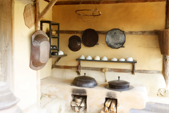 Traditional　Korean　furnace,　agungi,　where　meals　were　cooked　in　an　area　closed　off　from　the　living　space