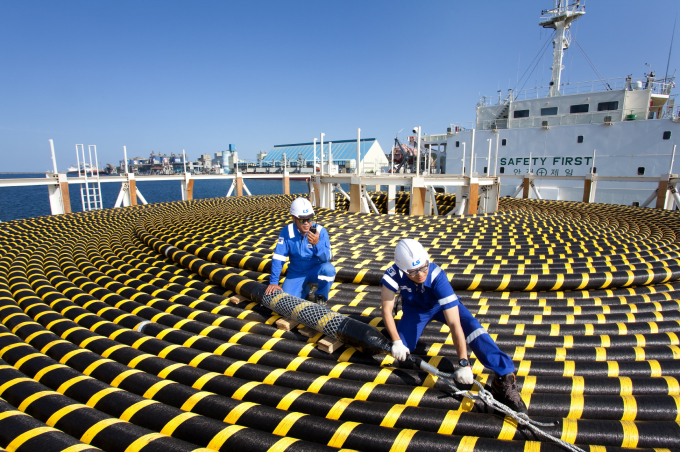 LS　Cable　workers　near　Donghae　Port　moving　underwater　cables　for　shipment　to　Taiwan