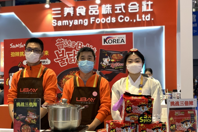 Samyang’s　Hot　Chicken　Flavor　Ramen　was　the　most-sold　imported　instant　noodle　on　China’s　online　platform　Jingdong　during　the　ten-day　runup　to　Singles’　Day　Nov.　11.