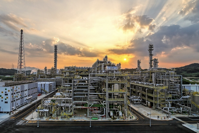 S-Oil's　Olefin　downstream　complex　in　Ulsan,　South　Korea.　It　began　operations　in　2018　as　part　of　the　company's　project　to　build　integrated　refining-petrochemical　facilities.