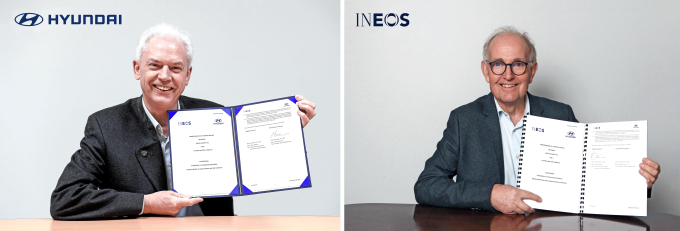 Hyundai　Motor’s　R&D　chief　Albert　Biermann　(left)　and　INEOS　CTO　Peter　Williams　sign　hydrogen　MOU
