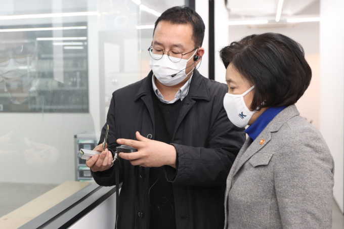 Park　Young-sun,　minister　of　SMEs　and　Startups,　visits　Fadu