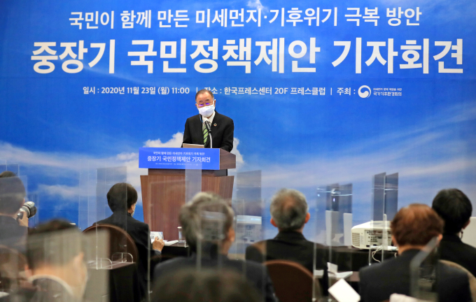 Ban　Ki-moon,　head　of　the　presidential　advisory　group　on　Korea's　climate　change,　holds　a　press　conference.