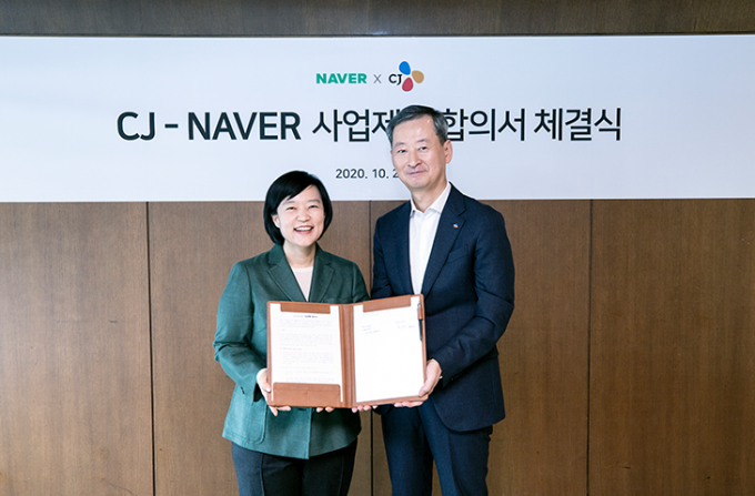 Naver　CEO　Han　Seong-sook,　left,　and　CJ's　chief　business　strategy　officer　Choi　Eun-seok　sign　a　strategic　partnership　deal　in　October.