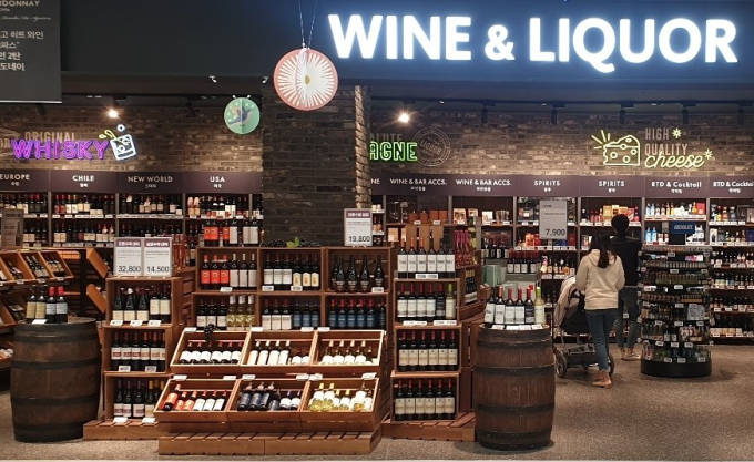 E-Mart's　in-store　specialty　boutique　WINE　&　LIQUOR