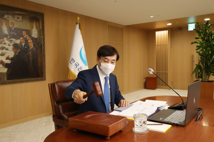 BOK　Gov.　Lee　Ju-yeol　presides　over　the　central　bank's　final　rate　review　of　the　year