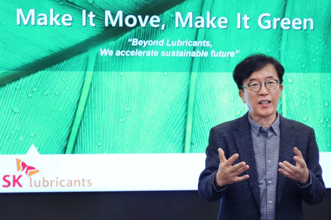 SK　Lubricants　CEO　Cha　Gyu-tak　unveils　a　new　company　slogan　'Make　It　Move,　Make　It　Green'　in　October.