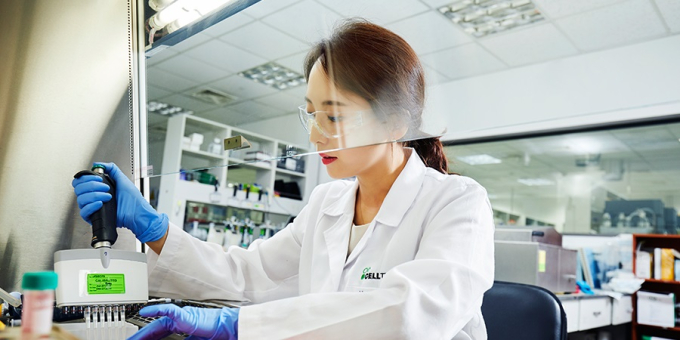 Celltrion　researcher　working　in　the　laboratory