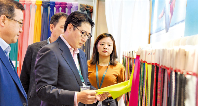 Hyosung Group Chairman Cho Hyun-joon (in center)