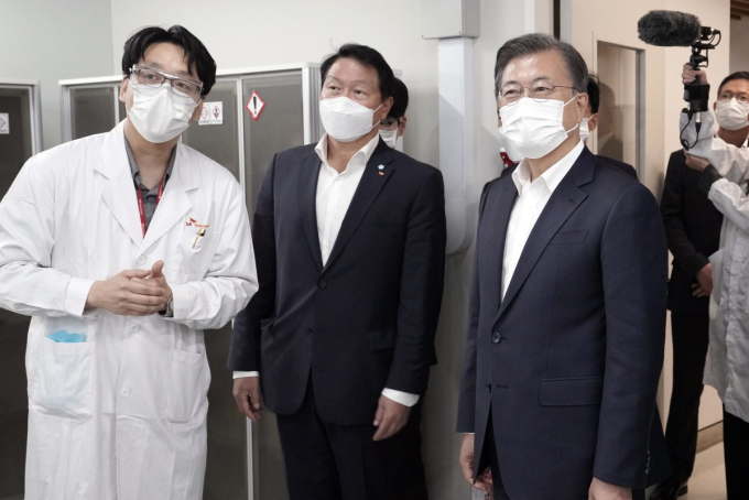 South　Korean　President　Moon　Jae-in　visits　SK　Bioscience　to　learn　about　COVID-19　vaccine　development