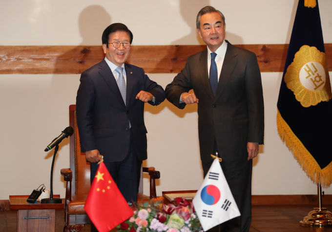 South　Korea's　National　Assembly　Speaker　Park　Byeong-seug　and　China's　Foreign　Minister　Wang　Yi　(right)