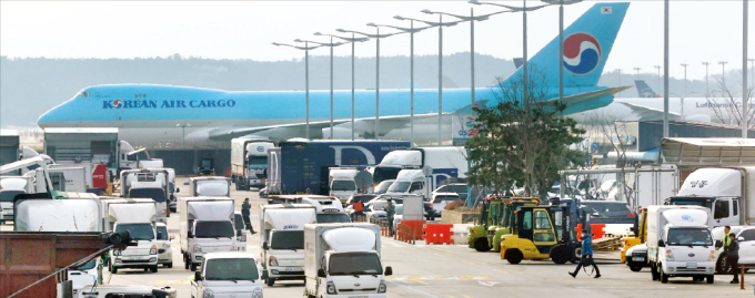 Korean　products　being　loaded　onto　a　cargo　plane　for　export