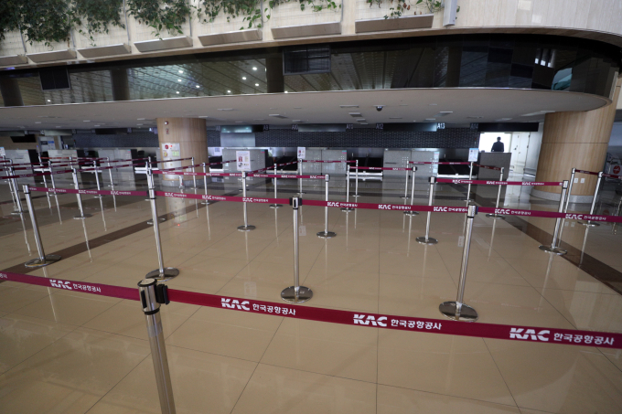 Airports　remain　empty　amid　travel　restrictions　in　the　pandemic　era
