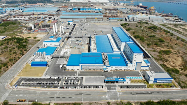 POSCO　Chemical's　manufacturing　facility　in　Gwangyang,　southwest　of　Seoul