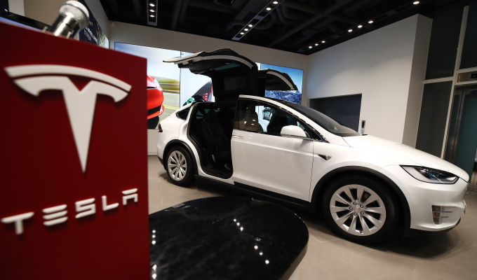 Tesla　Model　X　displayed　in　Seoul 