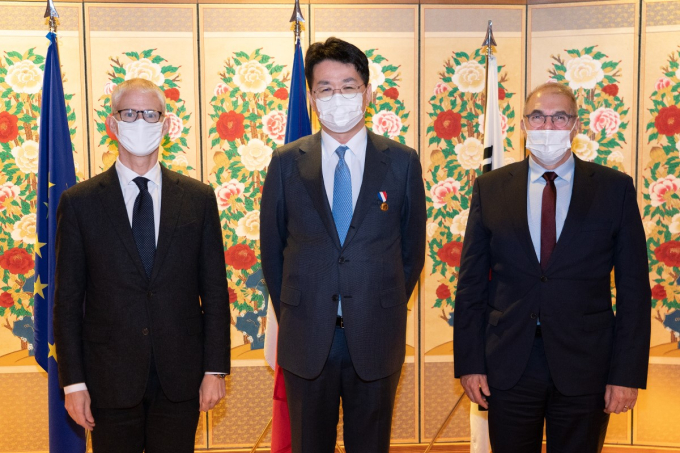 Hanjin　Group　Chairman　Cho　Won-tae　(center)　receives　French　medal　from　visiting　trade　minister　Franck　Riester　(left),　with　Philippe　Lefort,　French　ambassador　to　South　Korea　(right)　in　attendance. 