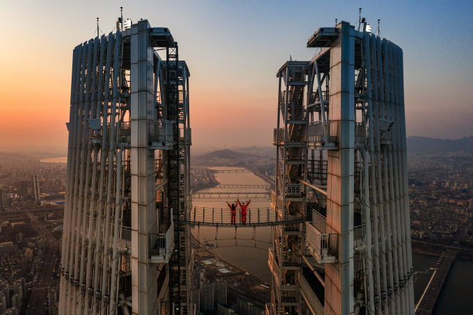 Sunset paints crimson sky over Seoul