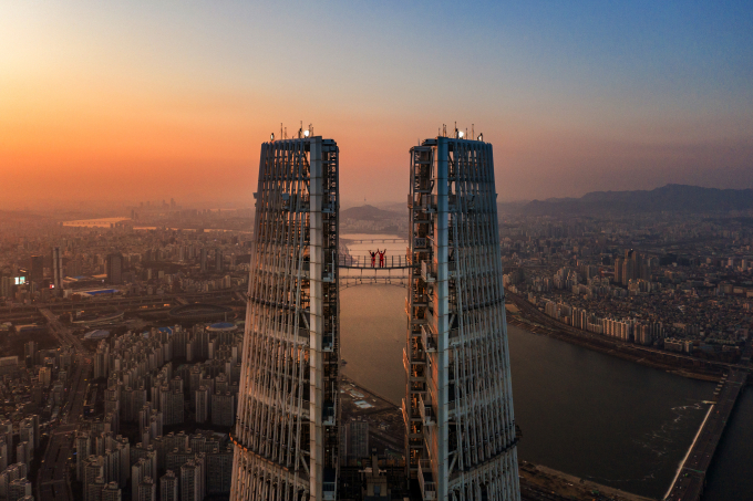 Sunset paints crimson sky over Seoul