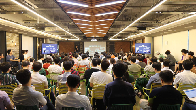 At　D.CAMP's　demo　day,　startups　pitch　to　a　large　audience,　including　VC　firms.　(Courtesy　of　D.CAMP)