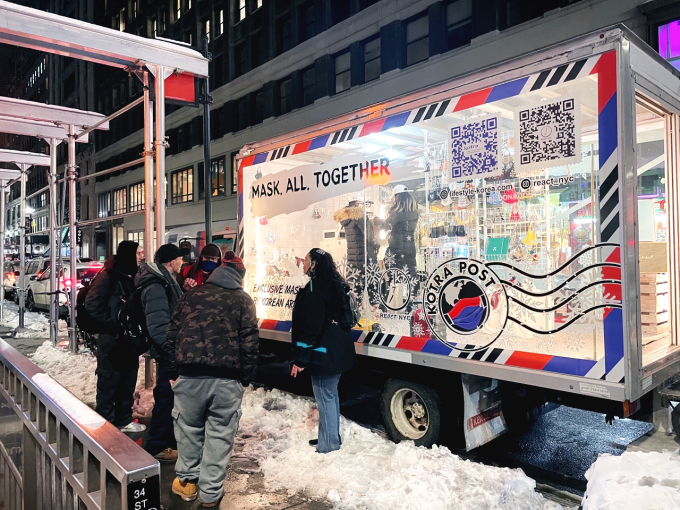 KOTRA　employees　in　the　US　open　up　a　pop-up　truck　to　sell　fashion　masks.　(Courtesy　of　KOTRA)