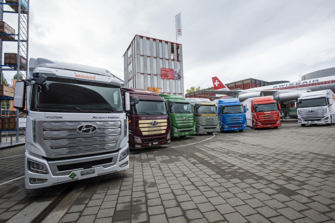 Hyundai　Motor's　hydrogen　fuel　cell-powered　truck,　XCIENT