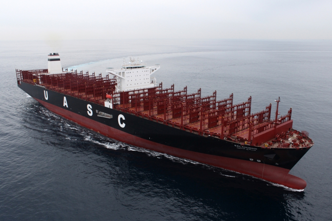 An　LNG-powered　container　ship　built　by　Hyundai　Heavy　Industries