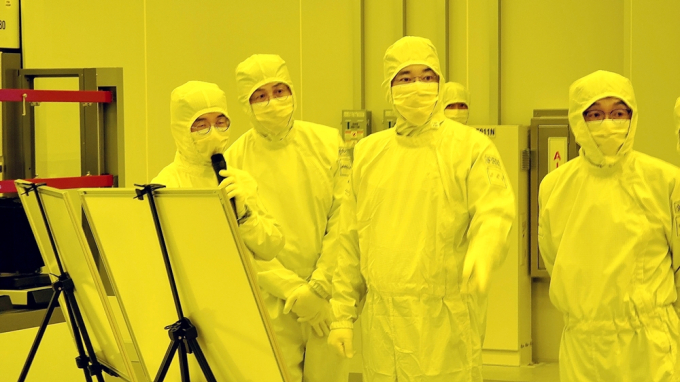 Samsung　Electronics　Vice　Chairman　Jay　Y.　Lee　visits　a　chip　plant　in　Korea.