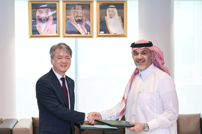 Korea　Trade　Insurance　Corp.　Chairman　Lee　In-ho　and　Saudi's　National　Debt　Management　Center　CEO　Fahad　Al-Saif　shake　hands　after　signing　a　business　cooperation　agreement　on　Feb　25,　2020.