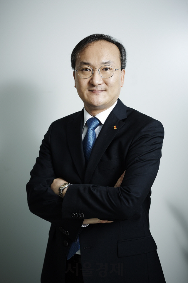 SK　Hynix　CEO　Lee　Seok-hee:　Star　engineer,　bookworm,　soju　connoisseur