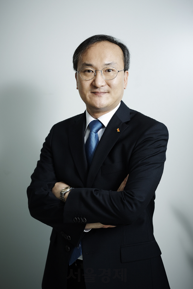 SK Hynix CEO Lee Seok-hee: Star engineer, bookworm, soju connoisseur