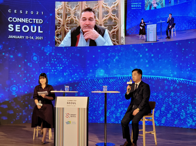Acting　Seoul　Mayor　Seo　Jung-hyup　in　video　call　with　Saeed　Amidi,　founder　and　CEO　of　PnP　(Courtesy　of　the　Seoul　Metropolitan　Government)