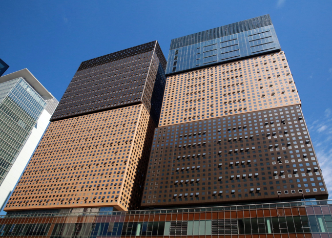 Ganghwamun　D　Tower　used　Dongkuk　Steel's　color　steel　plates　for　its　exterior.