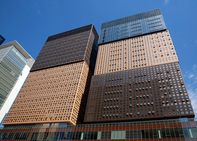 Ganghwamun D Tower used Dongkuk Steel's color steel plates for its exterior.