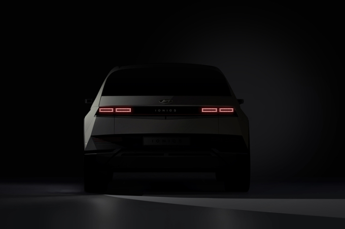 IONIQ　5's　pixel-style　LED　taillights