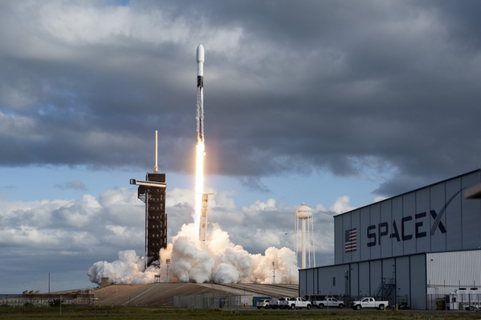  SpaceX　Falcon　9　rocket 