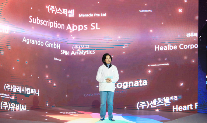 Minister　of　SMEs　and　Startups　Park　Young-sun　delivers　the　opening　speech　at　a　Korean　startup　festival　in　November　2020.