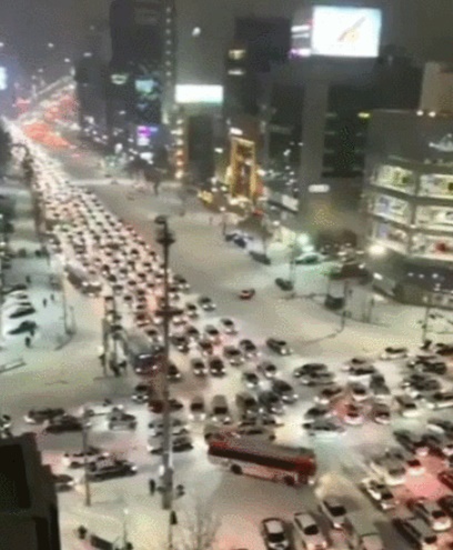 雪道には輸入車よりも国産車 大雪に ベンツ が乗り捨てられた理由 韓国 韓国経済新聞国際版