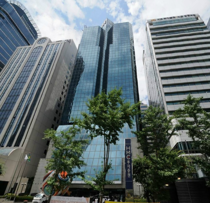 Yeouido Finance Tower (center), sold by Keppel Investment for around 0 million in Dec. 2020