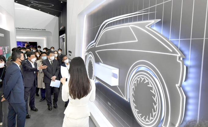 An SK　Innovation official　outlines　the　company's　EV　battery　offerings　at　an　expo　in　Seoul.