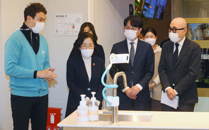 FTC Chairman Joh Sung-wook (second from left) visits Baedal Minjok’s office in Seoul on Jan. 22, with Baedal Minjok CEO Kim Beim-joon (second from right) and Woowa Brothers founder Kim Bong-jin (right).