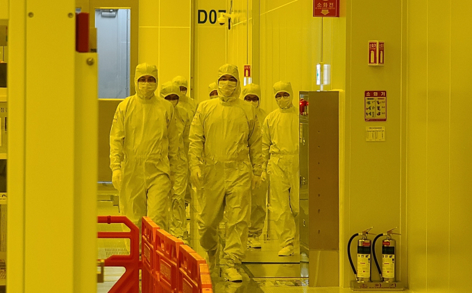 Samsung Electronics Vice Chairman Jay Y. Lee in a Pyeongtaek chip plant that adopted extreme ultraviolet lithography technology on Jan. 4.