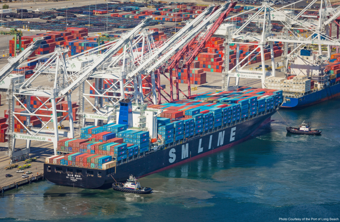 SM　Line　container　ship　docked　at　the　Port　of　Long　Beach