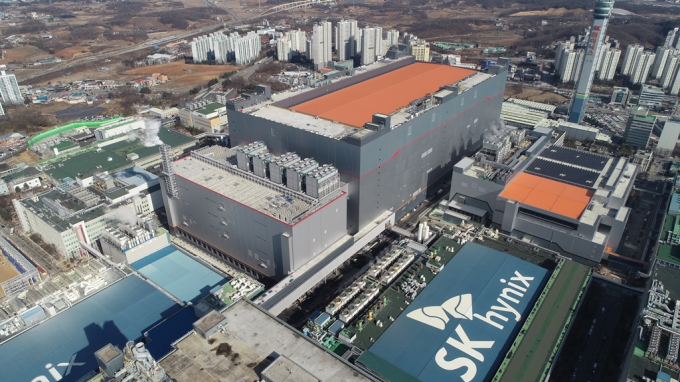 SK　Hynix's　largest　chip　plant,　the　M16,　located　in　Icheon,　west　of　Seoul