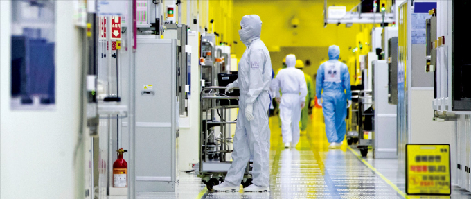 Samsung　Electronics　engineers　check　equipment　in　a　clean　room.