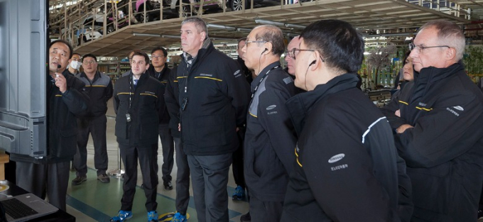 Jose　Vicente　de　Los　Mozos,　executive　vice　president　of　Renault,　visited　the　Busan　plant　in　2020.