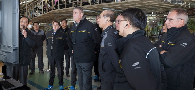 Jose Vicente de Los Mozos, executive vice president of Renault, visited the Busan plant in 2020.