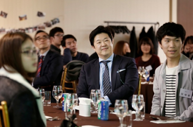 MBK’s　Partner　and　co-Founder　Michael　ByungJu　Kim　(at　center)　with　MBK　scholarship　recipients　in　2019