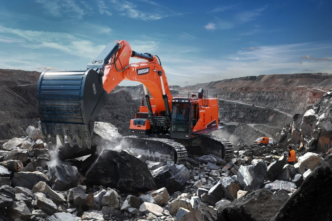 Doosan　Infracore　sold　its　controlling　stake　to　Hyundai　Heavy　Industries.